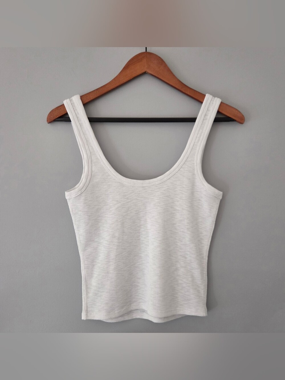 Vuori Women's Sunrise Crop Tank - White - XS - VW1013 - Picture 2 of 5